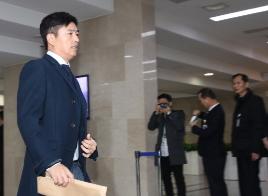 국회도착하는 고영태        (서울=연합뉴스) 김도훈 기자 = 7일 오전 국회에서 열린 최순실 국정농단 의혹 진상규명을 위한 국정조사 특위 2차 청문회에 앞서 고영태 전 더블루케이 이사가 국회에 도착하고 있다. 2016.12.7       superdoo@yna.co.kr      dohh@yna.co.kr  (끝)